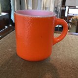 オレンジ色のマグカップ