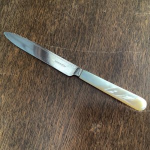 画像: アンティークシルバープレートとマザーオブパールのフルーツナイフ