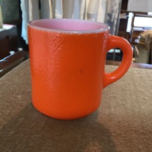 画像: オレンジ色のマグカップ