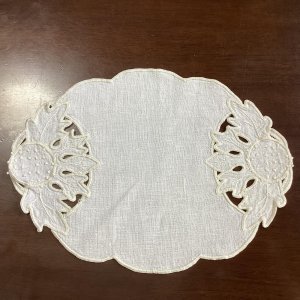 画像: カットワークと手刺繍のオーバルドイリー