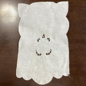 画像: カットワークと手刺繍のミニマット