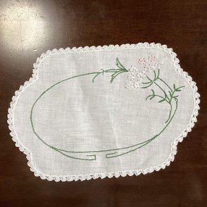 画像: 手刺繍のオーバルドイリー