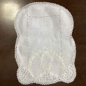 画像: 縁レースと手刺繍のオーバルドイリー