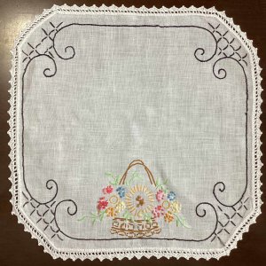 画像: 手刺繍のドイリー