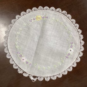 画像: 手刺繍のドイリー