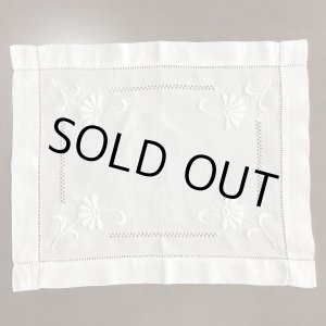 画像: ドロンワークと刺繍のマット