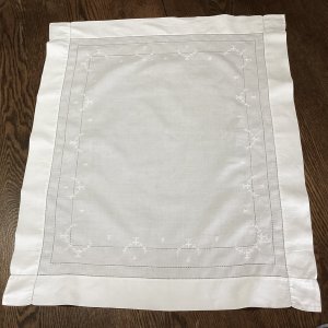 画像: ドロンワークと刺繍のテーブルクロス