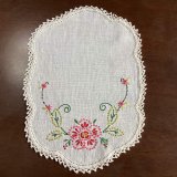 画像: 手刺繍のオーバルドイリー