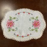 画像: 手刺繍のドイリー