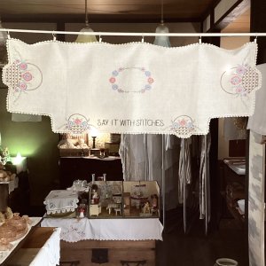 画像: 手刺繍のカフェカーテン