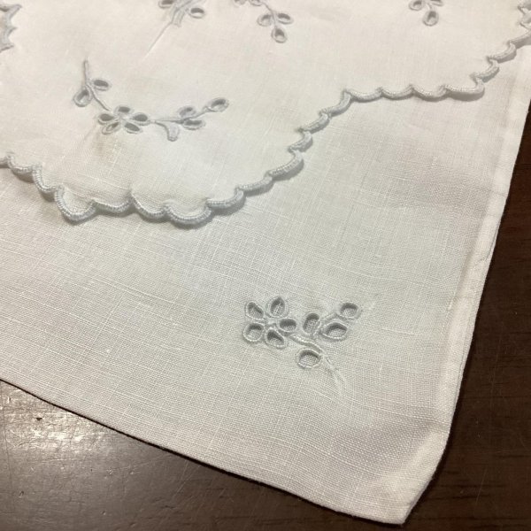 画像8: カットワークと刺繍のポーチ (8)
