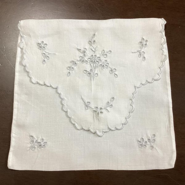 画像1: カットワークと刺繍のポーチ (1)
