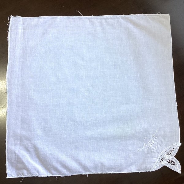 画像1: 刺繍とバテンレースのナプキン　（シミあり） (1)